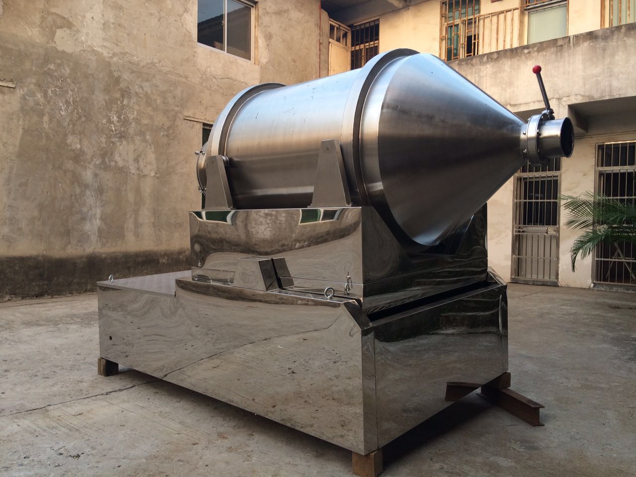 6月12號(hào)EYH-100型二維運(yùn)動(dòng)混合機(jī)樣機(jī)展示